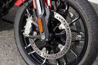 より強力なフロントブレーキもこのマシンの見どころ。ブレンボ製の4ピストンキャリパーと、径320mmの2枚のセミフローティングローターが組み合わされる。