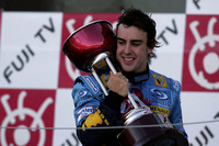 今季限りでルノーを去るダニエル・リカルドに代わり、2021年からフェルナンド・アロンソ（写真）が古巣で現役復帰することが決定。アロンソにとってルノーは、2003年から2006年、2008年、2009年と計6年間ドライブし、2005年からは2年連続でタイトルを勝ち取った思い出多きチームである。今回の契約は2年間、つまり大きなレギュレーション変更が行われる2022年シーズンにまで及んでいることがポイント。いまは中団勢の中にいるルノーが、ひょっとすると大きな飛躍を遂げ優勝争いに加わるかもしれない、というアロンソのしたたかさが見て取れるだろう。（Photo=Renault Sport）