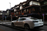 神奈川・小田原にて、記者とともに山野哲也さんを待つ「シボレー・カマロ」の図。皆さん、カマロ×山野さんの特集はもう読まれましたか？　なかなかに有意義なものとなったので、ぜひご一読を！