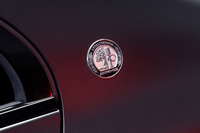 Cピラーに備わるAMGのエンブレム。「AMG E 63 S FINAL EDITION」のロゴ入りAMGインドアカーカバーが付属している。