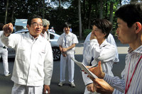 著者の問いに回答する本田技研工業の八郷隆弘社長（左）。自動運転の実現に際しては「『移動が楽しくなる自由な時間と空間の演出』を目指す」とのことだったので、映画などのコンテンツ制作を想定しているのかと尋ねたところ、「部屋の中で見られるような映画は、部屋で見たらいい。移動体だからこそ実現できるような時間の過ごし方、時間と空間を演出できないかを考えている」とのことだった。
	 