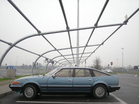 イタリアのサービスエリアで遭遇した「ローバーSD1」。フェラーリの“デイトナ”を想起させるピニンファリーナのデザインは、今見ても凛々（りり）しい。