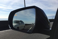 先進運転支援システムが充実しているのも「ATS」シリーズの美点。写真は、ドライバーの死角に他の車両が存在すると警告を発する（ドアミラーにオレンジ色の警告灯がつく）レーンチェンジアラートが働いているところ。