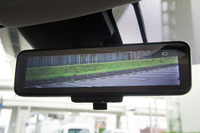 試乗車はオプションの「インテリジェントルームミラー」を装備していた。ルームミラーにリアカメラの映像（写真）を映し出すことができる。