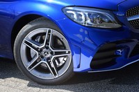 写真の「AMG 5ツインスポークアルミホイール」は今回のマイナーチェンジを機に採用された新デザイン。試乗車には前225/45R18、後ろ245/40R18サイズの「ブリヂストン・ポテンザS001」タイヤが装着されていた。