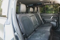 シートヒーターや後席用エアコンなど、リアシートの快適装備も充実。シートレイアウトは2列5人乗りのみで、他のエンジンには設定のある3列7人乗りは選択できない。