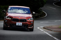コーナリング性能もセリングポイントのひとつに挙げられる「X2 M35i」。LSD（リミテッドスリップディファレンシャル）は標準で搭載されている。