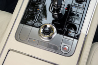 センターコンソールに備わる各種コントローラー。ドライブモードは、いわゆる標準モードの「B（ベントレー）」に「スポーツ」「コンフォート」「カスタム」を合わせた4種類。電動パワートレインの制御は「EVドライブ」「ハイブリッド」、そしてバッテリーの残量を保持して走る「ホールド」の3種類が用意される。