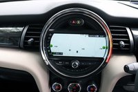 センタークラスターには、「ONE」を除く全グレードに8.8インチワイドディスプレイを用いたナビゲーションシステムが装備される。