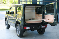 「ジムニー」のビスポークカーは、外観はほぼノーマルだが、テールゲートを開けると“お茶”の世界が広がっている。