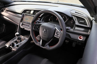 インテリアには、フラットボトムのスポーツステアリングホイールや、ドアインナープロテクター、スカッフプレートなどが装備されていた。