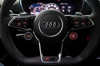 ボトム部がフラットなステアリングホイール。センター右下のスタートボタンで5気筒エンジンに火を入れる。