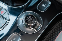 「ベンテイガV8」にはコンフォート／スポーツ／カスタム／ベントレーの4つから好みのモードを選べる「ドライブダイナミクスモード」が備わっている。