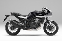 こちらは「グラファイトブラック」のモデル。ロケットカウルはシルバーで塗られる。