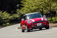 
	ニューMINIの走りの特徴といえば、ダイレクトでクイックな操舵フィール。ショートボディーの「3ドア」では、なおのことそれを強く感じる。
	