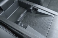 コンソールボックスの内部にはスマートフォンの無接点充電器と小物入れが用意されている。小物入れのフロア部分などのいろいろなところに桜の花びら模様が隠されている。