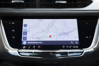 インフォテインメントシステムはしっかり日本語に対応。ナビゲーションシステムには、「CT6」から導入が進められているDR（自律航法）マップマッチング対応クラウドストリーミングナビが採用されている。