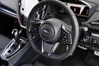 Dシェイプのステアリングホイールには運転支援システムの操作スイッチがずらりと並ぶ。