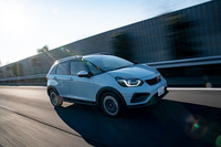 新型「フィット」では安全運転支援システムの「ホンダセンシング」が全車標準装備であり、「ベーシック」でのみレスオプションも選択可能となっている。