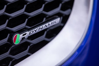 「F-TYPE」にも設定されているスポーティーグレード「R-DYNAMIC」で共通のエンブレム。「E-PACE」では、ガソリン／ディーゼルを問わず、すべてのエンジンラインナップに同仕様が用意されている。