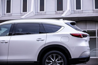 姉妹車である「CX-5」の後半部分を伸ばし、3列シートレイアウトが採用された「CX-8」。リアドアの大きさや、大型化されたリアクオーターウィンドウで両車が識別可能だ。3列目シートへの乗り降りを考慮し、リアドアは最大80度まで開くように設計されている。