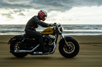 比較的コンパクトなボディーサイズの「スポーツスター」ファミリー。日本市場では“最も売れているハーレー”にあたり、豊富なラインナップは883ccのエンジンを積むものと1202ccのエンジンを積むものに大別される。