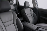 新型「エクストレイル」には長時間座っても疲れにくいという「ゼログラビティーシート」が採用されている。