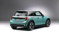 マトリクスリアライトとパノラミックガラスルーフを設定。ルーフにはマルチカラーのグラデーションも用意されている。