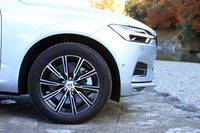 
	繊細なデザインの10スポークホイール。タイヤは、19インチの「ミシュラン・ラティチュードスポーツ3」が組み合わされていた。
	