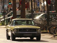 『男と女』を思いながらサン=ラザール駅を後にした帰り道、偶然にも劇中車と同型の初代「フォード・マスタング」がやってきた。