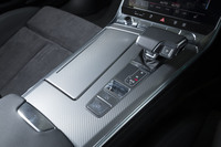 先代ではインフォテインメントシステム用のスイッチがひしめき合っていたシフトレバー周辺部は、すっきりとシンプルなデザインに。