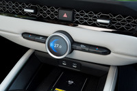 ひとつのダイヤルで複数の機能が操作できるという「エクスペリエンスセレクションダイヤル」だが、実際には、ほとんどエアコンのコントローラーとして使うのみである。