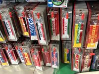 マフラーを模した国旗柄の短冊型ペナント。