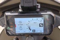 カラー表示の5インチ液晶ディスプレイ。写真はラリーモードの選択画面で、走行環境に合わせてスリップアシストレベルが9段階に変更できる。