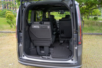 3列目シートの格納は床下収納式。左右跳ね上げ式のライバルとは異なり、折りたたんだシートが荷室空間に残らないのが特徴だ。