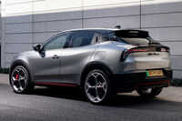 電気自動車（BEV）とエンジン搭載車が用意されるのは、兄弟車の「フィアット600」「ジープ・アベンジャー」と同じだ。