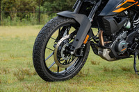 足元の仕様は、キャストホイールにMRF製のチューブレスタイヤの組み合わせ。タイヤサイズはフロントが100/90-19、リアが130/80-17となっている。