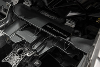 フロアボードやスカットルなどには、マグネシウムやカーボンファイバーを採用。剛性アップと軽量化を図っている。