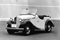 片山 豊の企画のもと、1952年に登場した「ダットサン・スポーツ」（DC3）。戦前型のシャシーに太田祐一がデザインしたボディーを架装したものだった。