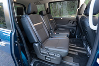 2列目シートは、前後左右のスライド調整機構と「スマートマルチセンターシート」により、多彩なアレンジが可能。左右席を内側に寄せると、足を伸ばしてくつろげるほどシートを後方までスライドさせられる。