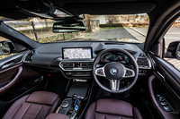 インテリアデザインや操作系は、内燃機関搭載の「X3」に準じている。従来型車両からの乗り換えでも、違和感なくドライブができることを目指したとBMWは説明している。
