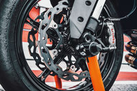 ブレーキには前後ともにブレンボ製の部品を用いており、高い制動性能に加え、軽量化キャリパーの採用により90gのバネ下重量軽減を実現する。