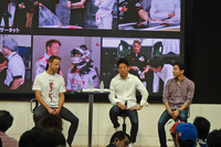 写真左からバトン選手、武藤英紀選手、中嶋大祐選手。ドライバー3人によるトークショーは盛況に終わった。