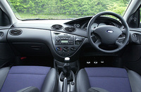 全体的な意匠はフツーのフォーカスと同じだが、シルバーフェイスメーターパネルや、油温＆油圧計を装備。レバー類は本革巻だ。
    
    