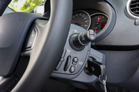 ステアリングコラムのオーディオスイッチは、ドライバーから見えない位置にあるが、筆者いわく「慣れればとても使いやすい装備」。