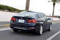 【テスト車のオプション装備】
BMWヘッドアップディスプレイ＝14万円／パークディスタンスコントロール（フロント）＝4万3000円／トップビュー＋サイドビューカメラ＝10万円／レーン・ディパーチャー・ウォーニング＝7万5000円／電動ガラスサンルーフ＝17万円／ダコタレザーシート＋シートヒーティング＝28万4000円／メタリックペイント＝8万円