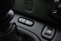 シフトレバーの前方にふたつのボタン。右がELD（電子式デフロック）で左がECOスイッチ。