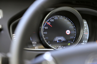 「V40 T4 SE」には、全車速追従機能付きACCやロードサインインフォメーションなど、さまざまな運転支援システムが与えられる。
    