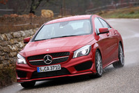 2リッター直4ターボエンジンを搭載する「CLA250」。動力性能は0-100km/hが6.7秒、最高速は240km/h。