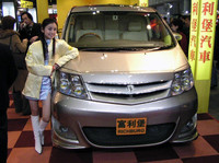 第185回：突撃！　東京オートサロン2005（その1）こ、ココは“クルマ業界の歌舞伎町”だ〜の画像